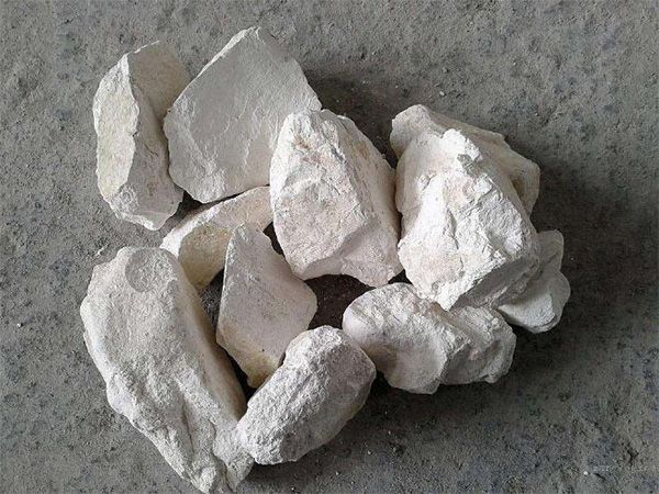 為什么要在魚塘里撒生石灰？